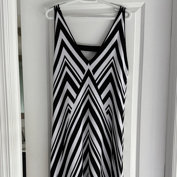 FARM Rio Black and White Zigzag Maxi Dress - Picture 1 of 4